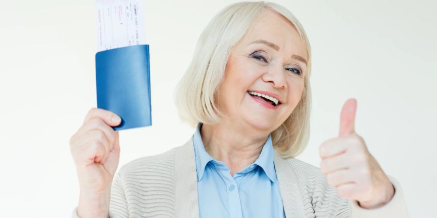 Frau Pass Seniorin Flugticket