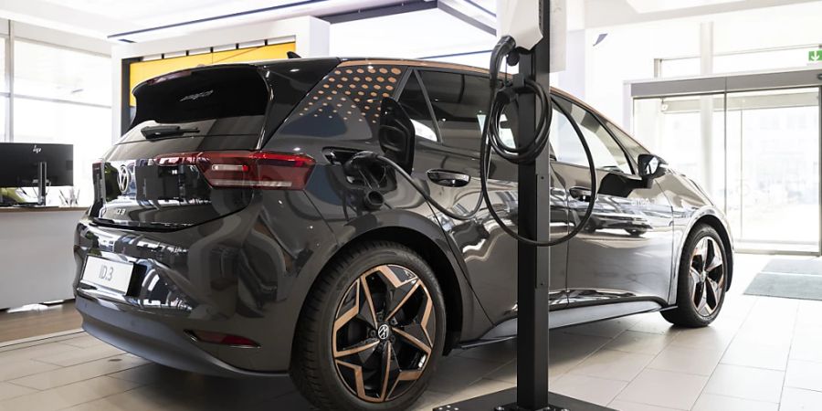 2023 wurden in Deutschland mehr reine VW-Stromer neu zugelassen als Tesla-Autos. (Symbolbild)