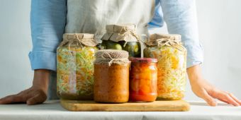 Gläser eingemachte Lebensmittel fermentiert Frau Hausfrau