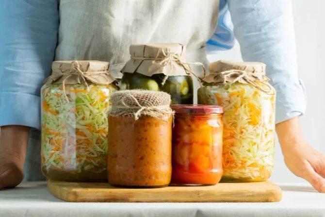 Gläser eingemachte Lebensmittel fermentiert Frau Hausfrau