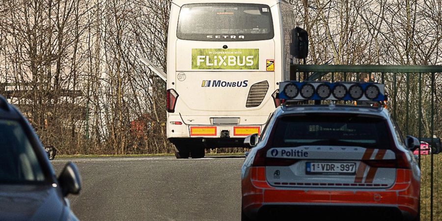 Die Behörden stoppten den Flixbus nahe der Stadt Gent.