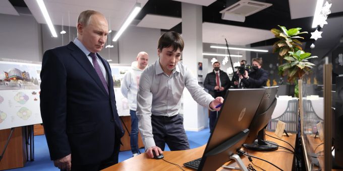 Wladimir Putin gibt sich im Wahljahr volksnah. Er will die Bevölkerung mobilisieren und eine möglichst hohe Wahlbeteiligung erzielen. Wladimir Putin