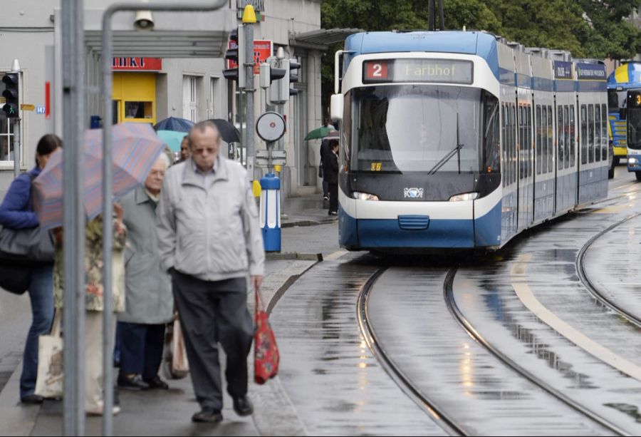 Diese Massnahme wurde von den Verkehrsbetrieben Zürich (VBZ) einst als «temporär» bezeichnet, doch eine Lösung ist noch nicht gefunden. (Symbolbild)