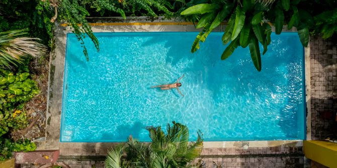 Frau im Pool von oben.