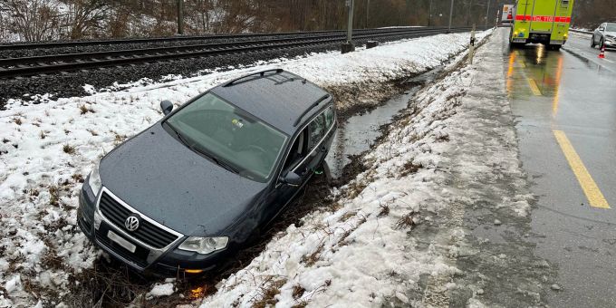Winterthur: Auto landet in Strassengraben. Unfall in Winterthur