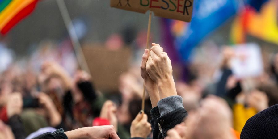 Zahlreiche Menschen nehmen an einer Demonstration gegen Rechtsextremismus in Berlin teil.