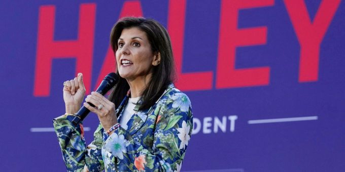 Die republikanische Präsidentschaftsbewerberin Nikki Haley spricht bei einer Wahlkampfveranstaltung in Beaufort im US-Bundesstaat South Carolina. Nikki Haley