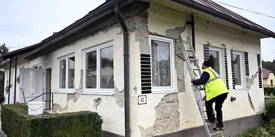 ARCHIV - Ein Mann begutachtet ein Haus, das nach einem Erdbeben beschädigt wurde. Foto: Roman Hanc/TASR/dpa