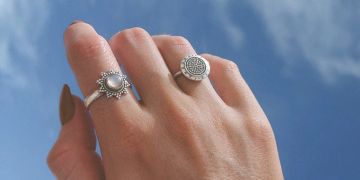 hand mit silbernen ringen
