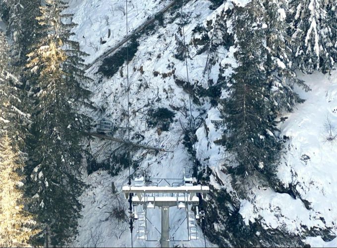 Da liegt sie: die Unglücksgondel von Hochoetz. Gondel