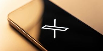 Smartphone Logo X schwarzer Hintergrund