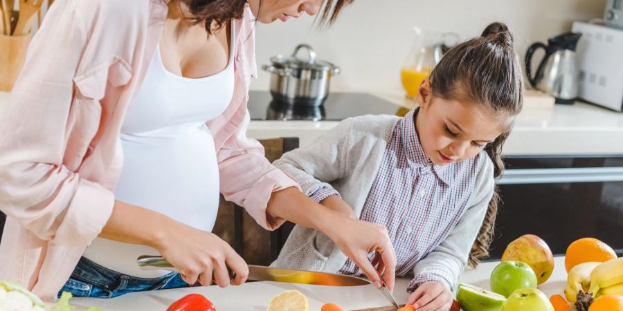 Gemeinsam mit Kindern gesunde Mahlzeiten zu planen und zu kochen, fördert gesunde Ernährungsgewohnheiten.