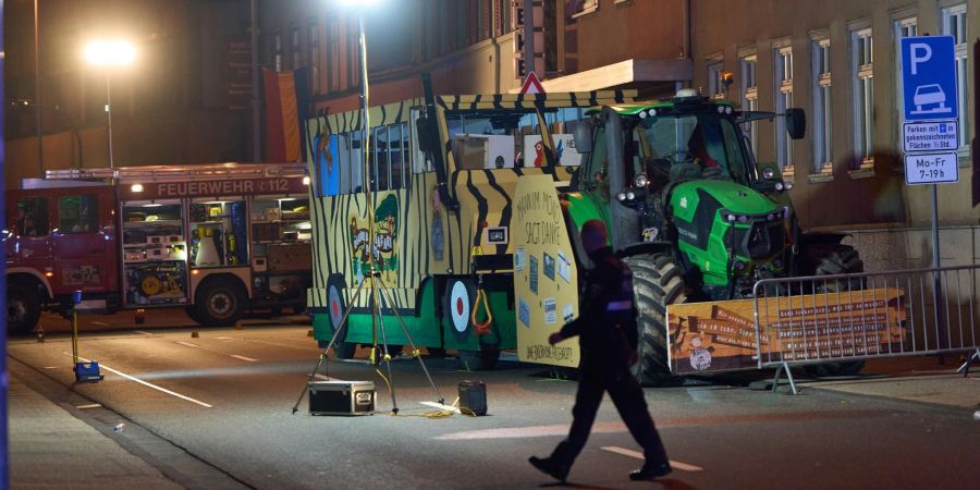 Polizeibeamte sichern Spuren an dem Karnevalswagen.
