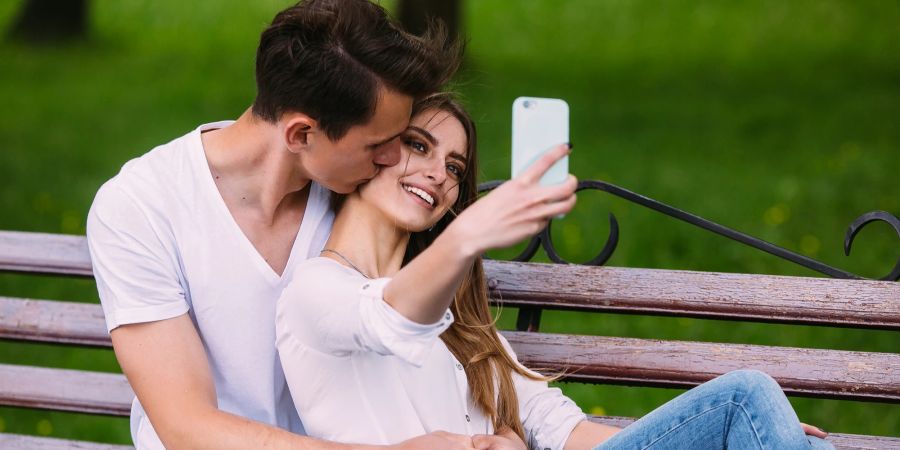 Jugendliche Liebe findet heute sowohl online als auch offline statt.