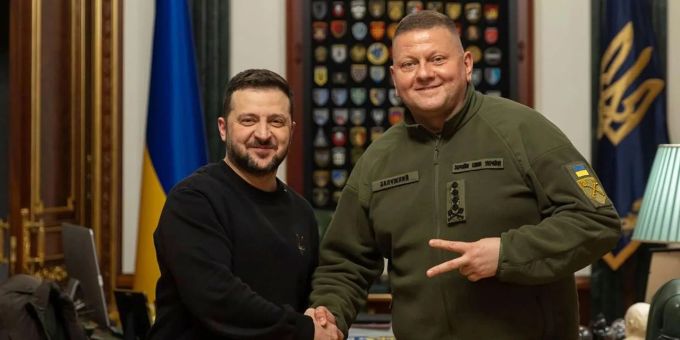 Der Oberbefehlshaber der ukrainischen Streitkräfte, Walerij Saluschnyj (r), ist von seinem Posten entbunden worden. saluschnykj