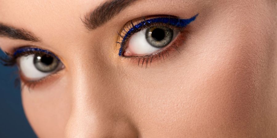 Weibliche Augen mit blauem Eyeliner