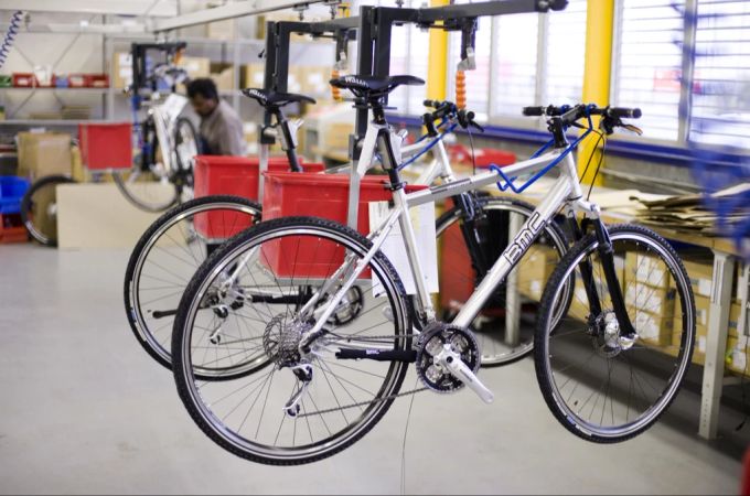 High-Tech-Velos von BMC werden in der Produktionsstätte in Grenchen zusammengesetzt. (Archivbild) Velos