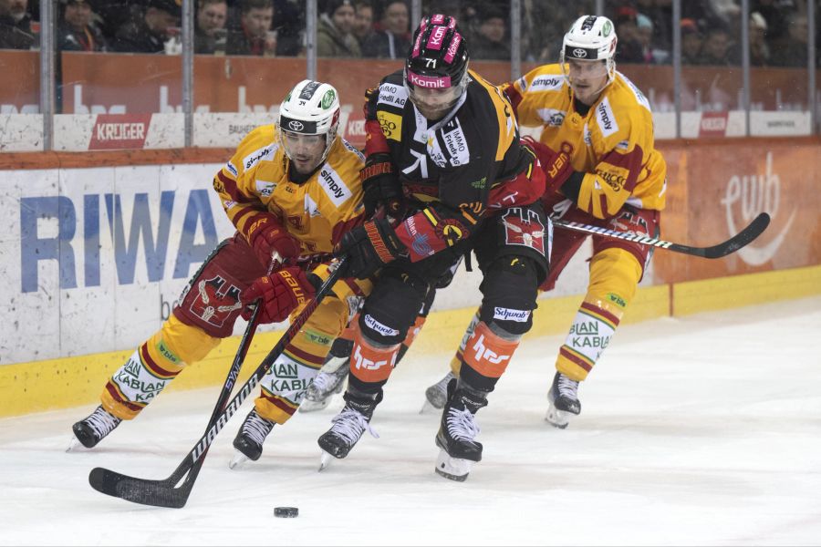 Berns Claude-Curdin Paschoud (r.) im Duell mit Tigers-Spieler Miro Zryd.