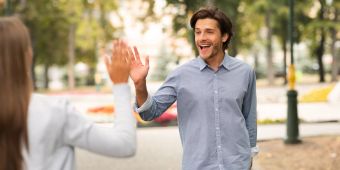 mann klatscht mit frau in die hände