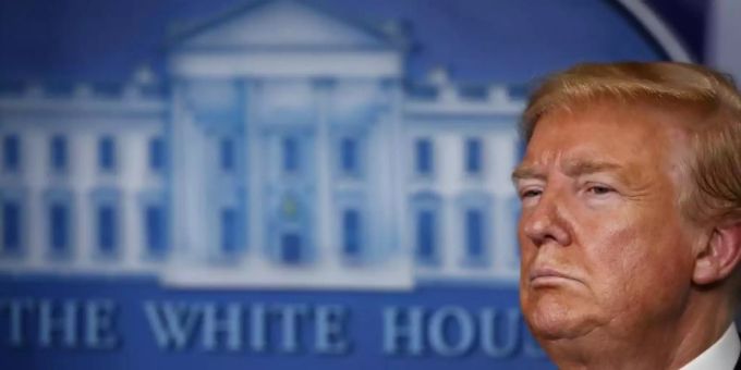 Hat sich zum «Kriegspräsidenten» erklärt und zum Kampf «gegen einen unsichtbaren Feind» aufgerufen: US-Präsident Donald Trump. Foto: Alex Brandon/AP/dpa Hat sich zum «Kriegspräsidenten» erklärt und zum Kampf «gegen einen unsichtbaren Feind» aufgerufen: US-Präsident Donald Trump. Foto: Alex Brandon/AP/dpa