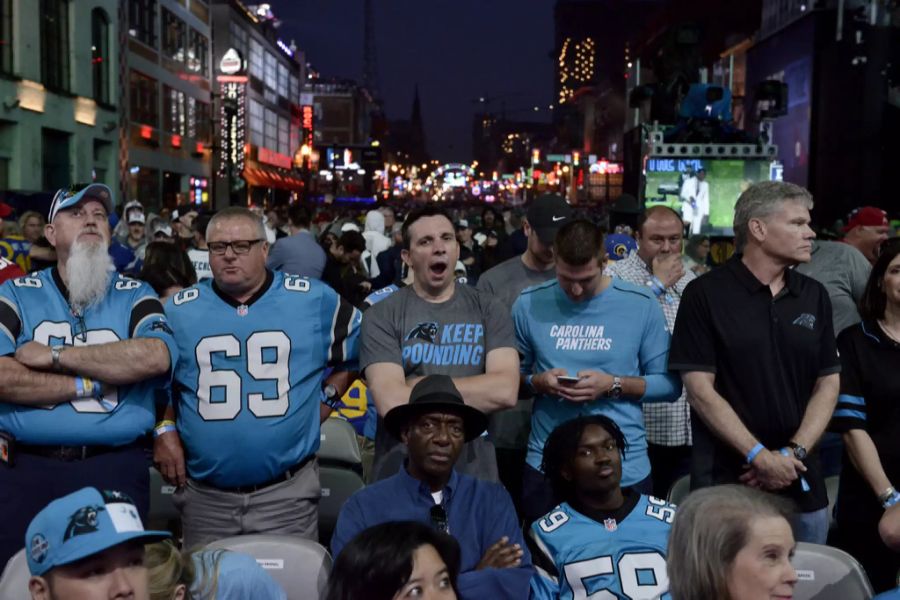 Für die Fans ist der Draft ein wichtiger Termin. Hier erwarten Anhänger der Carolina Panthers den Draft.