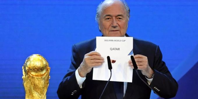 Der damalige FIFA-Präsident Joseph Blatter gibt 2010 die Vergabe der WM 2022 an Katar bekannt. Foto: Walter Bieri/KEYSTONE/dpa Der damalige FIFA-Präsident Joseph Blatter gibt 2010 die Vergabe der WM 2022 an Katar bekannt. Foto: Walter Bieri/KEYSTONE/dpa