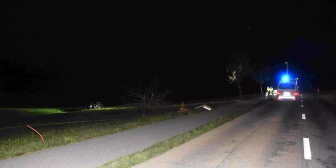 In Zuckenriet SG wurde ein 20-jähriger Lenker bei einem Unfall aus dem Auto geschleudert. zuckenriet