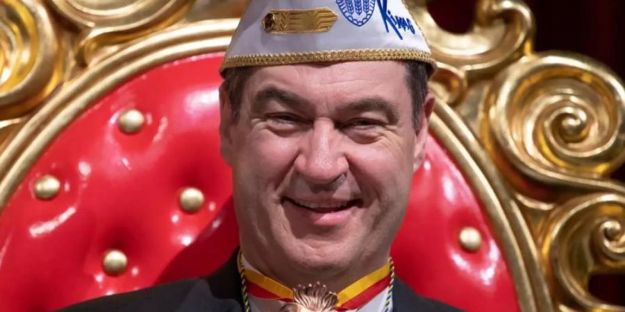 Markus Söder wird während der Prunksitzung der Kitzinger Karnevalsgesellschaft mit dem Schlappmaulorden ausgezeichnet. Foto: Daniel Karmann/dpa