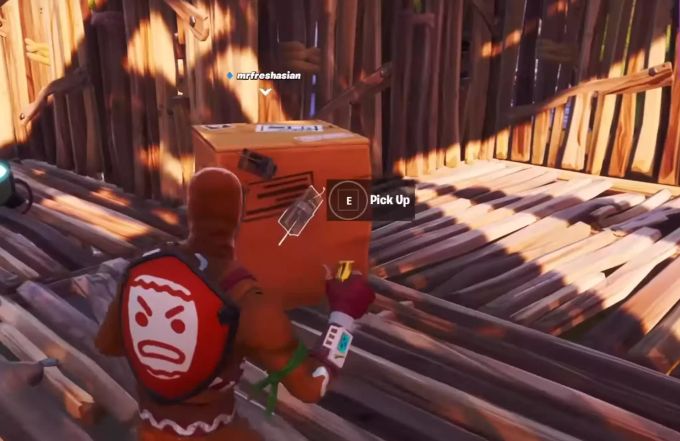 Mithilfe einer Kartonbox und C4 werden Fortnite-Spieler zur wandelnden Bombe. Fortnite