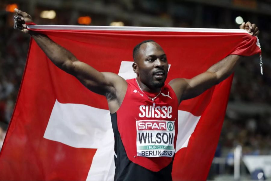 Der Fan-Liebling der Schweizer Leichtathletik-Szene feiert mit der National-Flagge.