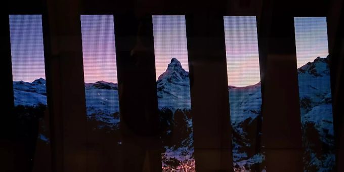 Das neue Tunnelkino am Flughafen Zürich zeigt alpine Aufnahmen. Das neue Tunnelkino am Flughafen Zürich zeigt alpine Aufnahmen.