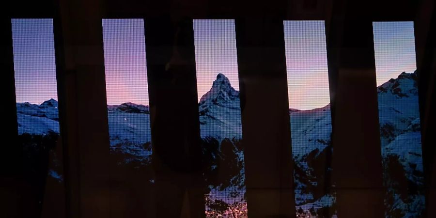Das neue Tunnelkino am Flughafen Zürich zeigt alpine Aufnahmen.