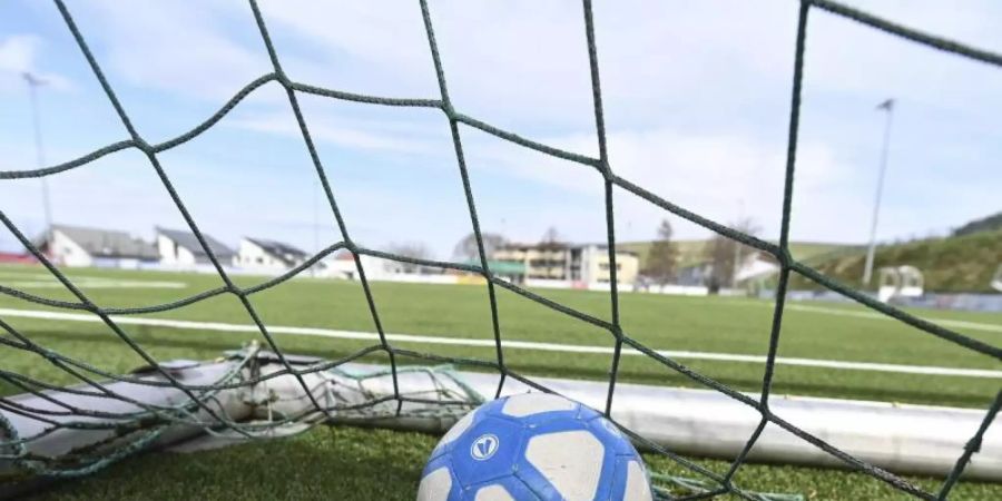 Der Coronavirus hat den Spielbetrieb im Fussball zum Erliegen gebracht. Foto: Patrick Seeger/dpa