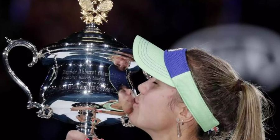 Sofia Kenin küsst nach ihrem Sieg den Pokal. Foto: Lee Jin-Man/AP/dpa