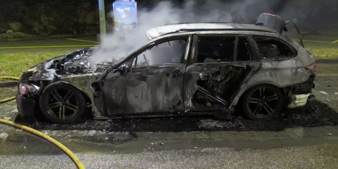 Das ausgebrannte Auto in Laufen BL Brand