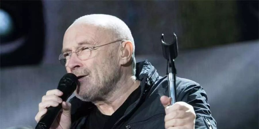 Den Drumstick könne er nicht einmal mehr festhalten, gab der 74-Jährige in seiner Doku «Phil Collins: Drummer First» zu.“