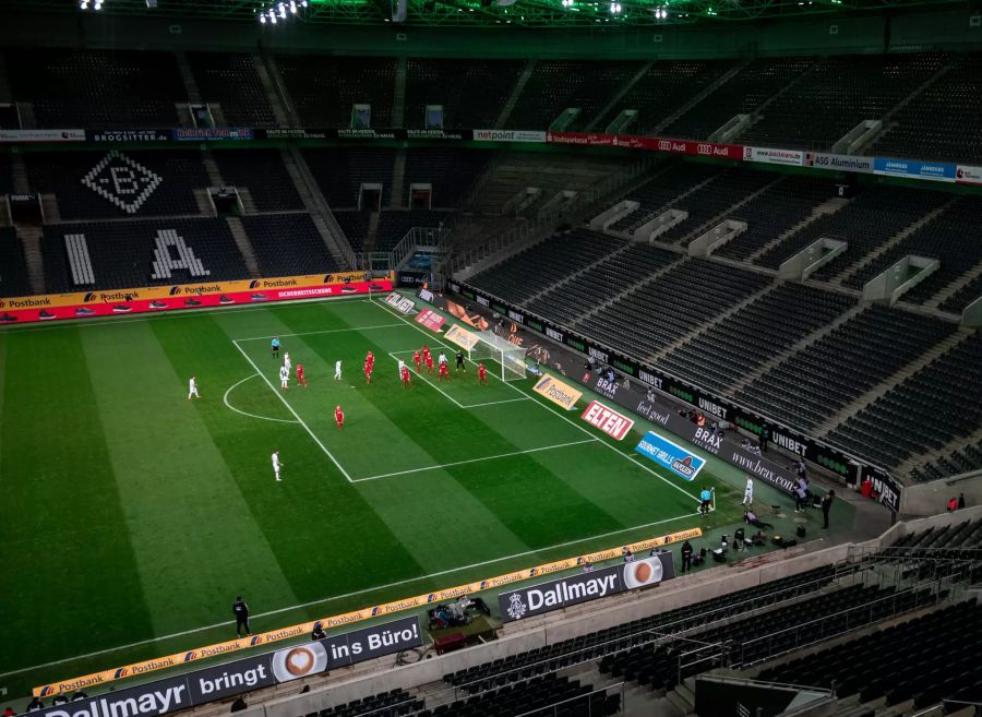 Wegen des Coronavirus findet die Begegnung ohne Zuschauer statt. Es ist das erste Geisterspiel in der Geschichte der Bundesliga.