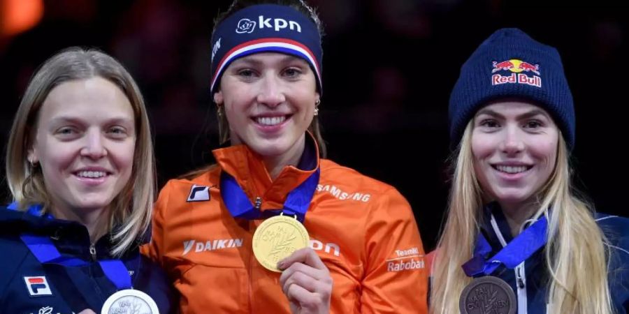 Anna Seidel (r) freut sich über ihre Bronzemedaille über 1500 Meter. Foto: Zsolt Czegledi/MTI/dpa