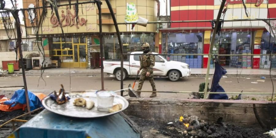 Ein verbranntes Zelt von Demonstranten in Basra