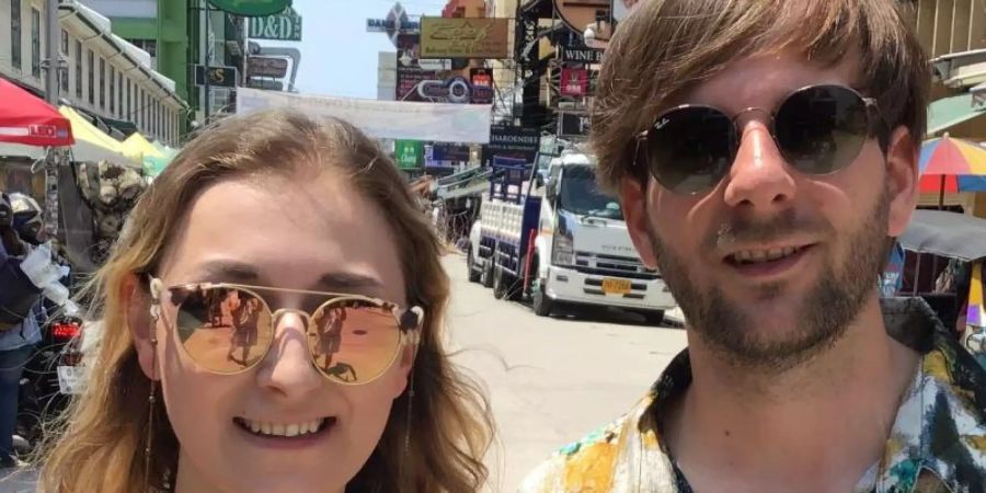 Für Selina Springer und Nico Eckhardt aus Karlsruhe fühlt sich der Aufenthalt in Bangkoks Backpackerviertel nicht mehr so richtig nach Urlaub an. Foto: Caroline Bock/dpa
