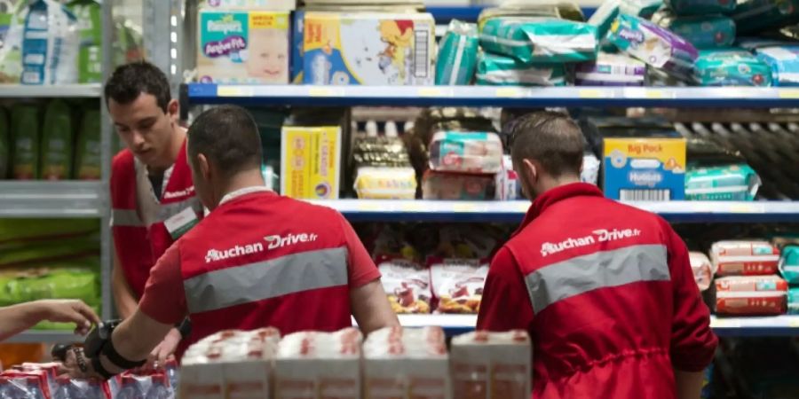 Prämie von je 1000 Euro: Mitarbeiter bei Auchan