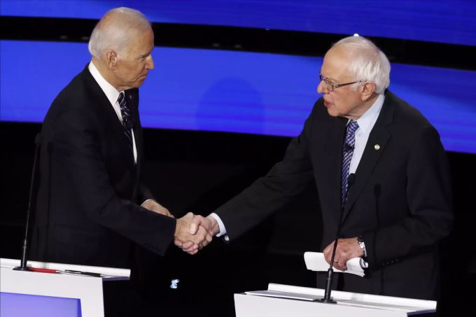 Joe Biden (l) und Bernie Sanders liegen derzeit bei den Umfragen zu den demokratischen Präsidentschaftsbewerbernvorne. Foto: Patrick Semansky Election 2020 Debate