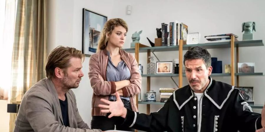 Hauptkommissar Winkler (Kai Scheve, l) und Kommissarin Szabo (Lara Mandoki) befragen Peter Wiese (Tim Bergmann), der seine Orchesteruniform trägt. Foto: Uwe Frauendorf/ZDF/dpa
