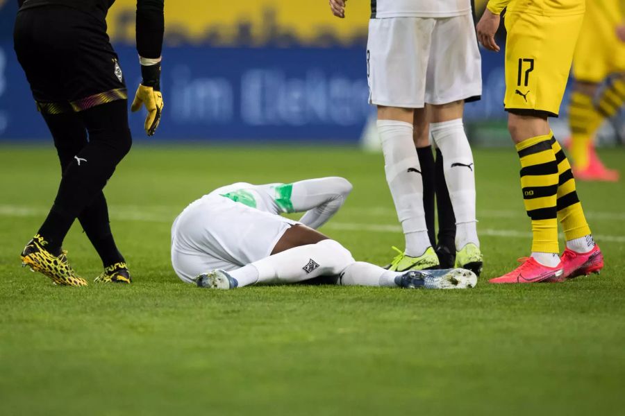 Denis Zakaria bleibt nach einem Zusammenprall mit Yann Sommer (l.) liegen.