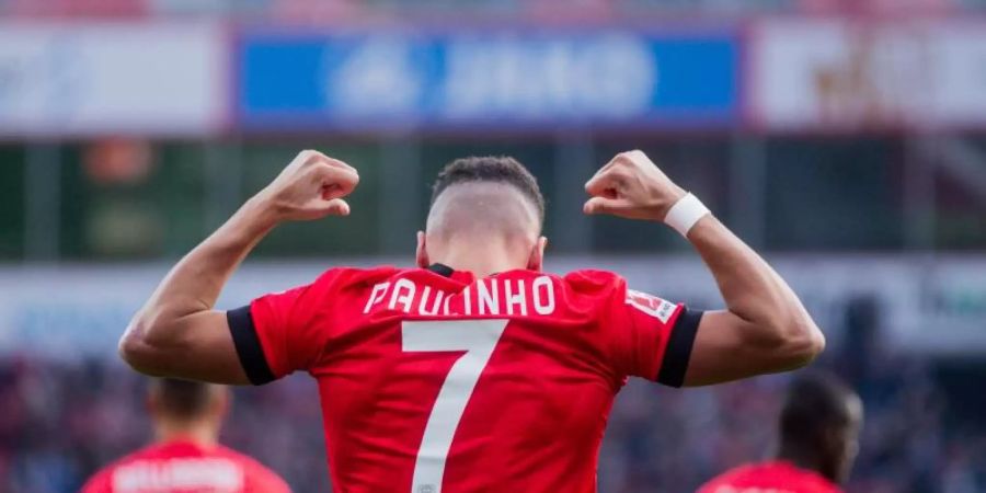 Paulinho stand bei Bayer Leverkusen das erste Mal in der Startelf. Foto: Rolf Vennenbernd/dpa