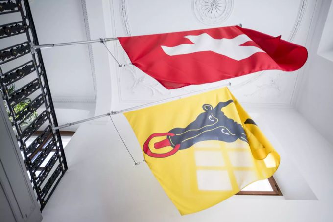 Die Schweizer und Urner Fahne hängen im Rathaus Uri. Rat