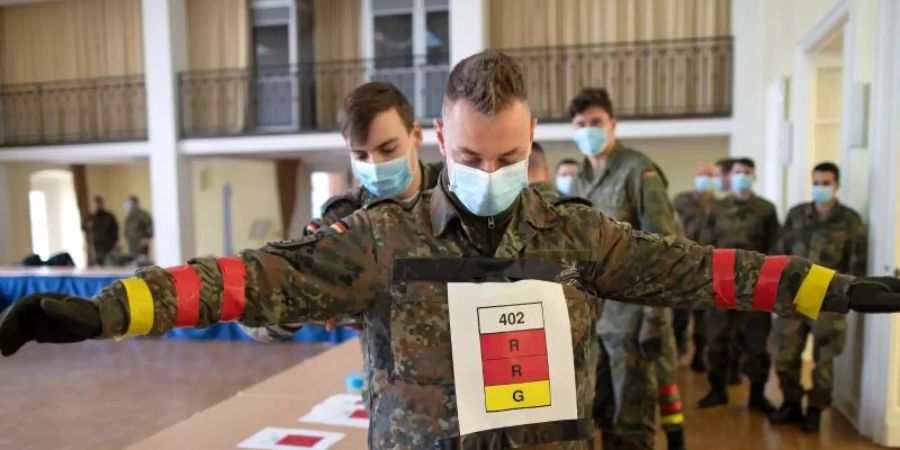 Soldaten der Bundeswehr in Berlin testen derzeit eine Covid19-Tracking App. Foto: Torsten Kraatz/Bundeswehr/Bundeswehr/Torsten Kraatz