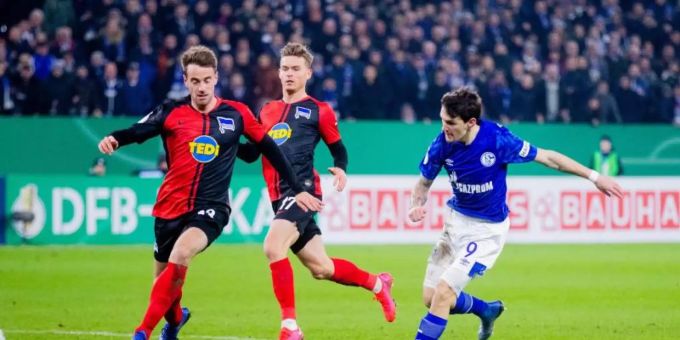 Benito Raman (r) schoss Schalke gegen Hertha mit seinem Tor zum 3:2 ins Viertelfinale. Foto: Rolf Vennenbernd/dpa Benito Raman (r) schoss Schalke gegen Hertha mit seinem Tor zum 3:2 ins Viertelfinale. Foto: Rolf Vennenbernd/dpa