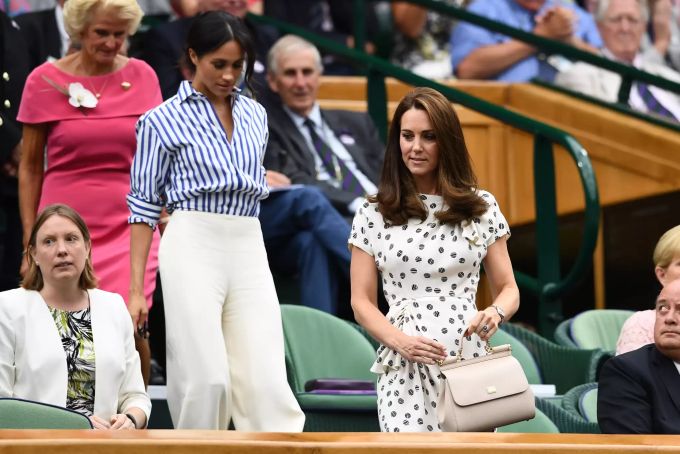 Meghan versuchte, den royalen Lady-Dresscode mit weiten Hosen in Jupe-Optik galant zu umgehen. meghan markle herzogin kate
