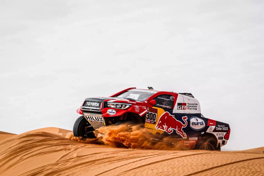 Der Gesamtsieger von 2011 und 2015, Nasser Al-Attiyah, belegt als bester Toyota-Pilot den zweiten Gesamtrang.